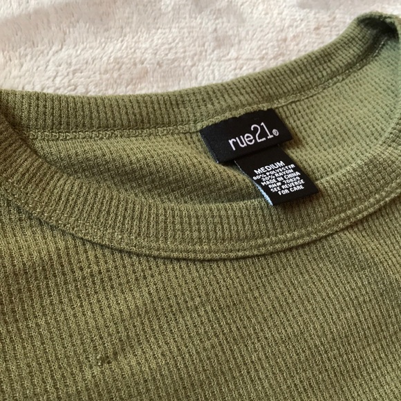 Cute Top!! - Picture 2 of 2